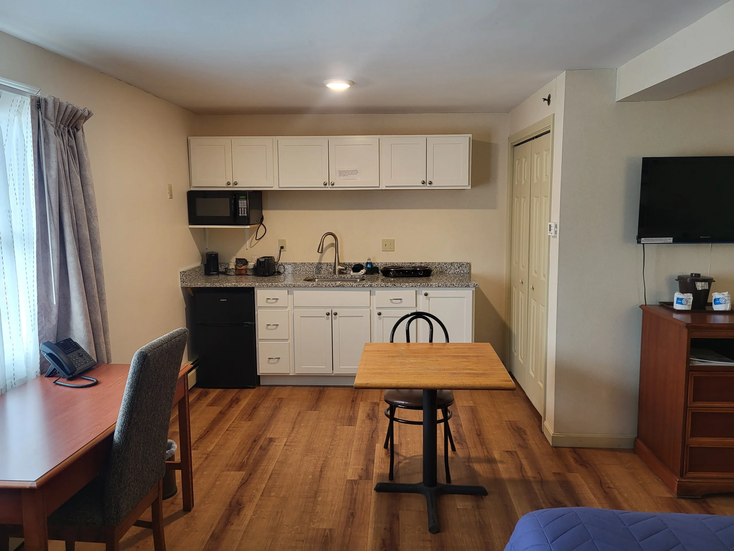Double Queen w Kitchen 2