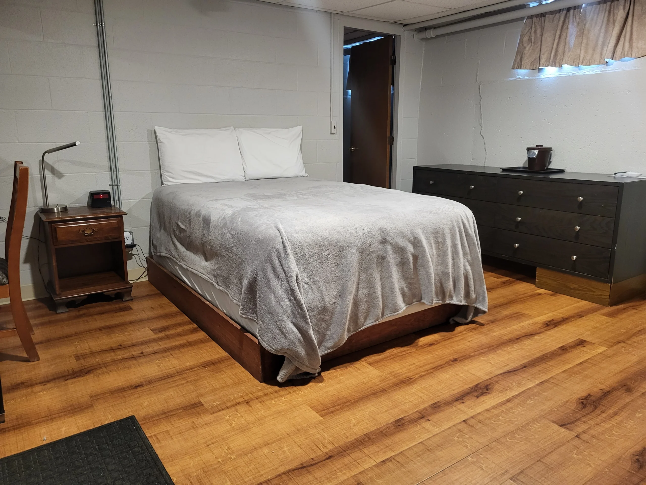 Full Bed w Kitchen 1
