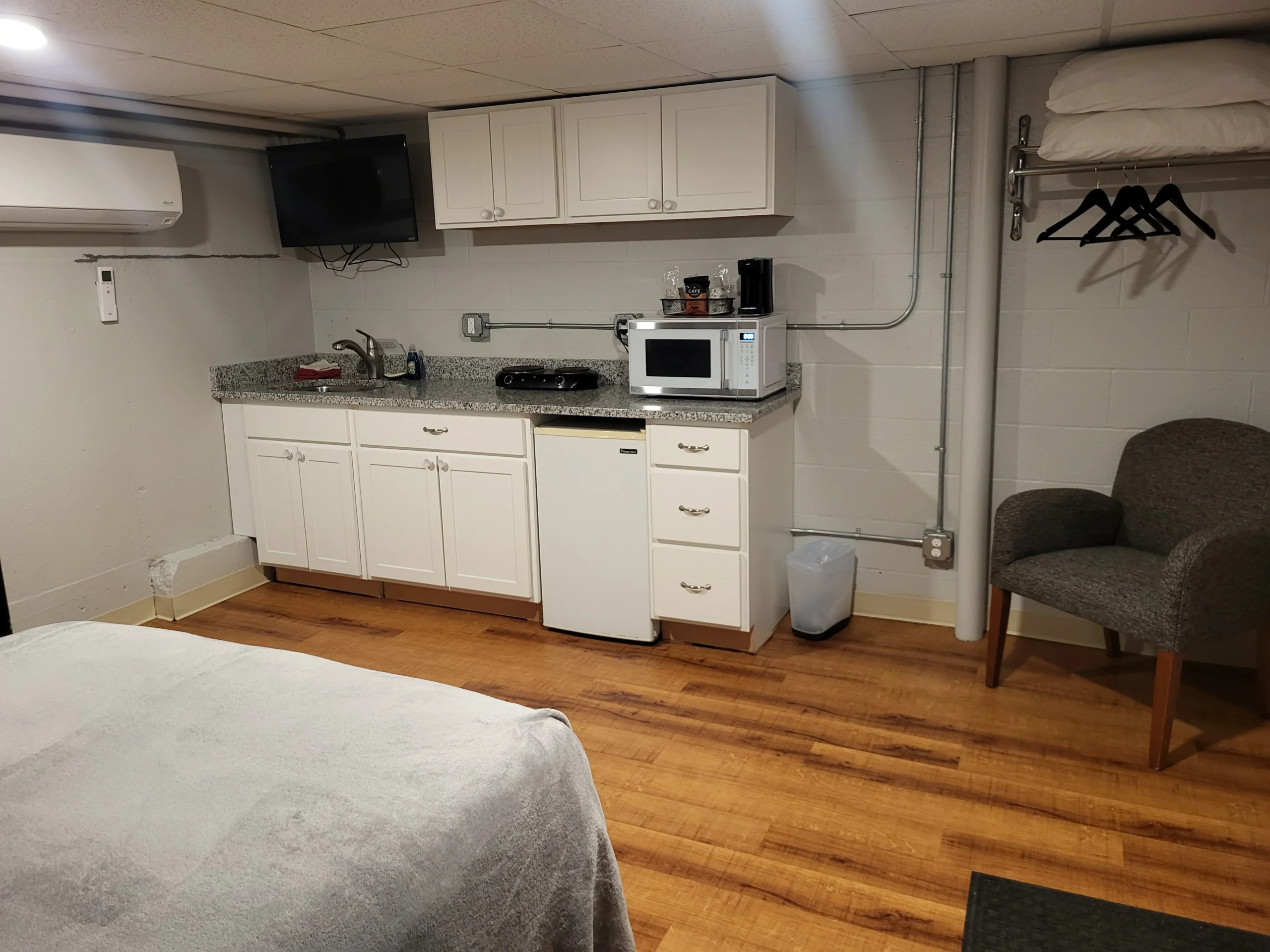 Full Bed w Kitchen 2